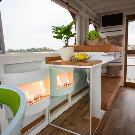 Hotel na wodzie Lisa Boot 4
